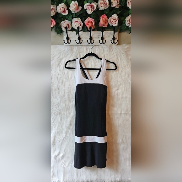 lululemon athletica Dresses & Skirts - Lululemon Athletica Chic B&W Athleisure Dress W/ Pocket